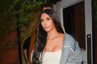 Белые остроносые мюли и легинсы: очередной спорный образ Ким Кардашьян