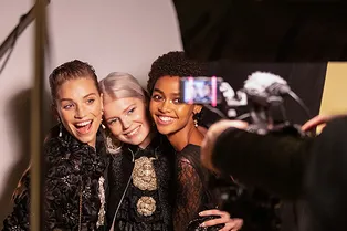 Добро пожаловать на бэкстейдж съемки Chanel Métiers d'Art 19-20 глазами Софии Копполы