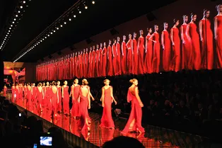 Самые зрелищные показы последних 20-ти лет, которые мы не забудем