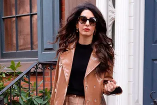 Каким должен быть идеальный офисный наряд весной: показывает Амаль Клуни