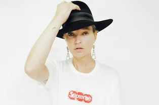 Фото дня: Кейт Мосс в футболке Supreme х Louis Vuitton Фото дня: Кейт Мосс в футболке Supreme х Louis Vuitton