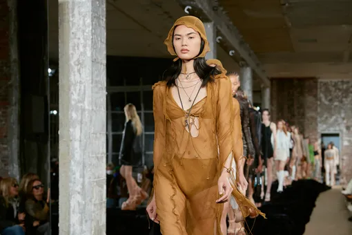 Финал показа Acne Studios весна-лето 2022