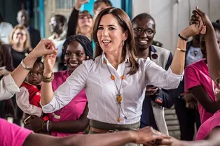 Принцесса Дании Мэри вновь надела строгий наряд с кроссовками. На этот раз New Balance