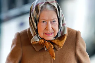 Икона стиля: королева Елизавета II в платке Burberry и лоферах Gucci