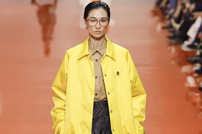 Одежда как терапия: солнечный желтый — модное лекарство от зимней хандры