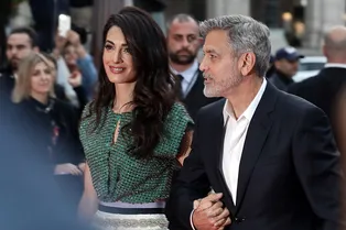 В кроп-топе и мини: Амаль Клуни в непривычно соблазнительном образе поддержала мужа на премьере