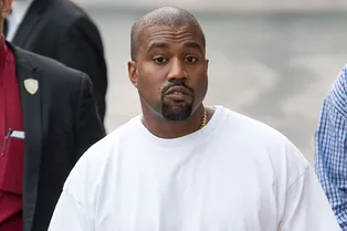 Канье Уэст объяснил, почему надел тапочки на три размера меньше