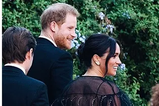 Меган Маркл в платье Valentino и принц Гарри на свадьбе друзей в Риме