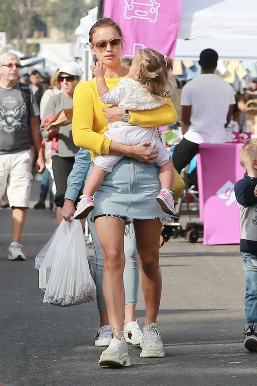 Ирина Шейк в кроссовках Balenciaga Ирина Шейк в кроссовках Balenciaga