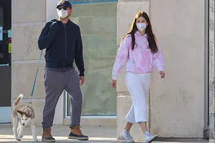 Леонардо Ди Каприо, Камила Морроне и хаски Джек: дружная компания на прогулке