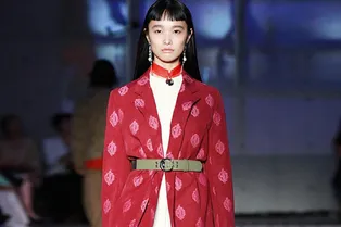 Самые модные пояса, невесомые блузы и платья для китайских принцесс в круизной коллекции Chloé