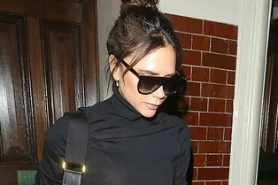 Мастер-класс от Виктории Бекхэм: как выглядеть сексуально в простой черной водолазке