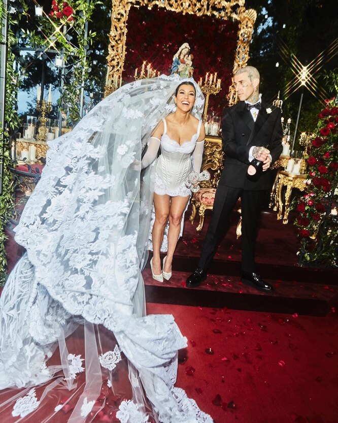 Кортни Кардашьян и Трэвис Баркер в Dolce & Gabbana на собственной свадьбе