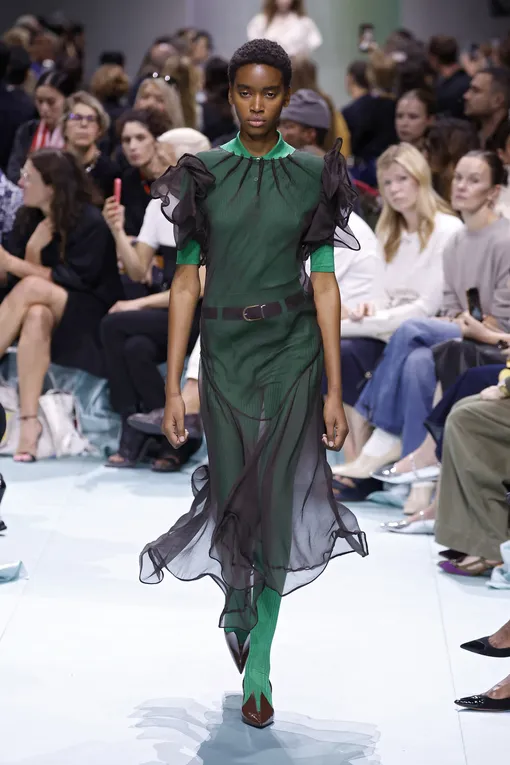 Prada весна-лето 2025