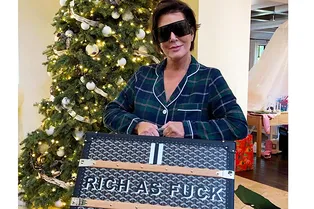 Меховые тапочки Louis Vuitton, фигурные коньки, кожаные чемоданы: что звезды получили на Рождество