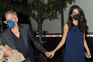 Редкий выход: элегантные Джордж и Амаль Клуни направляются на романтический ужин в Нью-Йорке