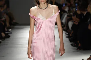 Какого цвета купить платье на лето-2026? Дизайнеры ставят на этот оттенок Какого цвета купить платье на лето-2026? Дизайнеры ставят на этот оттенок