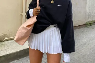 Носим короткую теннисную юбку не только на корте, но и в городе