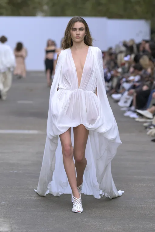 Stella McCartney весна-лето 2025 Stella McCartney весна-лето 2025