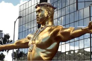 В Голливуде появилась «золотая» скульптура Канье Уэста в образе Иисуса