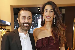 Бордо и золото: Амаль Клуни на открытии бутика Giambattista Valli