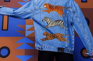 Платья с африканскими масками и джинсовки с тиграми на спине в коллекции Katя Dobrяkova