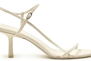 Хотим все: 10 пар «невидимых» босоножек, которые визуально удлиняют ноги