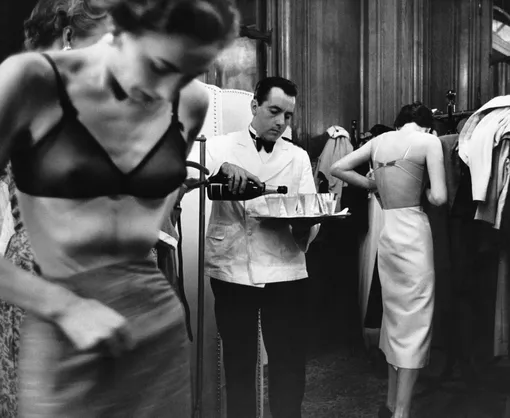 Модели Джона Каваны переодеваются за кулисами в Париже, 1953 год