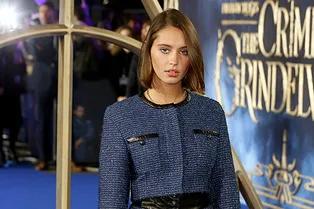 Твидовый костюм подходит всем возрастам. Доказано 18-летней Айрис Лоу