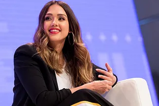 Брюки с лампасами и туфли-лодочки: Джессика Альба на саммите по правам женщин Брюки с лампасами и туфли-лодочки: Джессика Альба на саммите по правам женщин