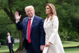 Мелания Трамп с трудом прошла на шпильках по влажной траве, но не подала виду Мелания Трамп с трудом прошла на шпильках по влажной траве, но не подала виду