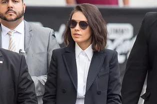 Черный пиджак и алые ботфорты: Мила Кунис повторила образ Беллы Хадид с шоу Fendi