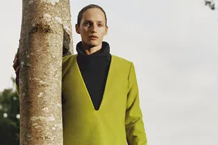 Уютные свитеры, пальто травяных оттенков и длинные шерстяные юбки в осенней коллекции COS