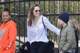 Офисная классика и красная помада: Анджелина Джоли на прогулке с детьми