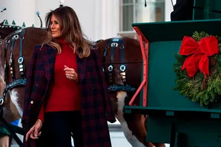 Пальто Calvin Klein и сапоги Victoria Beckham: идеальный зимний образ Мелании Трамп