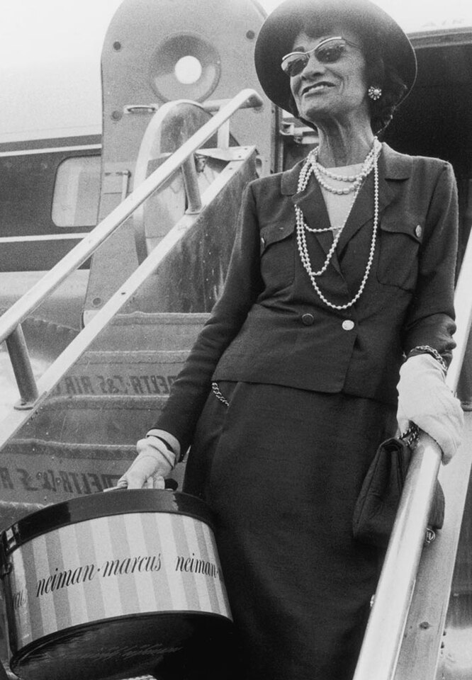 Шанель работала до последних дней. Идеи новых костюмов приходили к ней даже во сне, и тогда она просыпалась и начинала творить. Свою последнюю коллекцию Шанель выпустила в возрасте 88 лет. 10 января 1971 года она скончалась в номере люкс отеля «Ритц» в Париже.