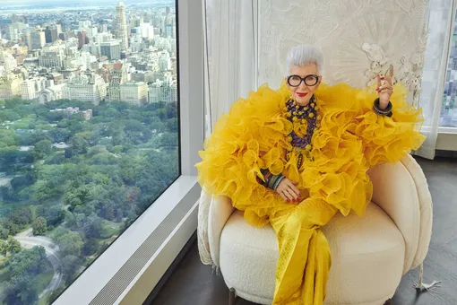 Айрис Апфель в образе из коллекции Iris Apfel x H&M