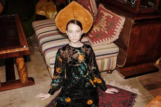 Корона вместо домашнего халата: съемка новой коллекции Alena Akhmadullina Корона вместо домашнего халата: съемка новой коллекции Alena Akhmadullina