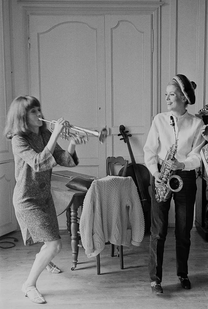 Катрин Денев с сестрой Франсуазой Дорлеак, 1966