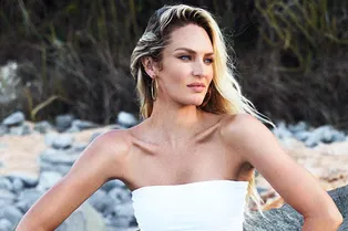 Кэндис Свейнпол раскритиковали за фото в бикини спустя две недели после родов