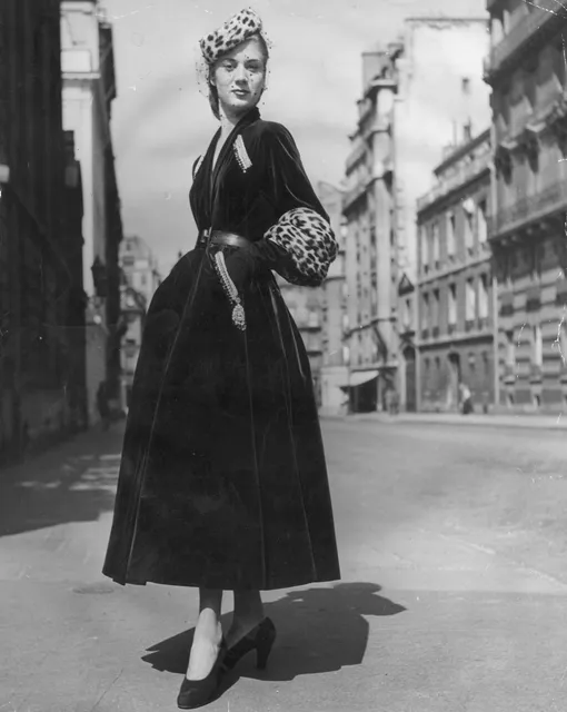 Модель в пальто Christian Dior, 1947 Модель в пальто Christian Dior, 1947
