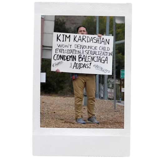 Протестующий у поместья Ким Кардашьян в Хидден-Хиллз в Калифорнии, ноябрь 2022