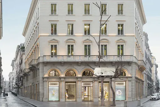 Модный Дом Fendi подарил Риму произведение современного искусства