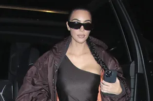 Одолжила у бойфренда: Ким Кардашьян «утонула» в огромных джоггерах и оверсайз-бомбере