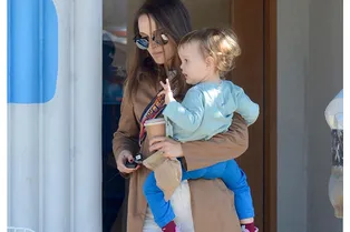 Молочные джинсы-кюлоты и любимая сумка Dior: Натали Портман в образе звезды стритстайла