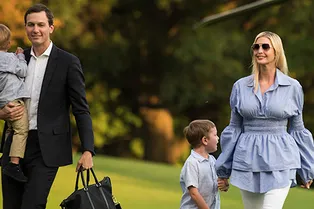 Белые скинни и необычная рубашка: очень летний образ Иванки Трамп