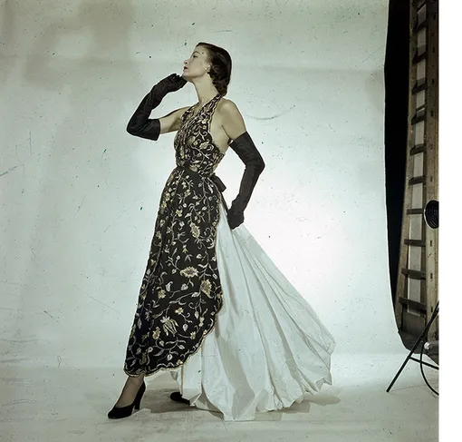 МОДЕЛЬ В ПЛАТЬЕ ИЗ ОРГАНЗЫ BALENCIAGA, 1950