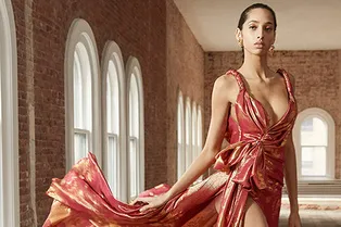 Этнические наряды, идеальные вечерние платья и меховые пальто в Pre-Fall-коллекции Oscar de la Renta