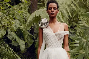 10 самых красивых платьев для невест из весенне-летних свадебных коллекций