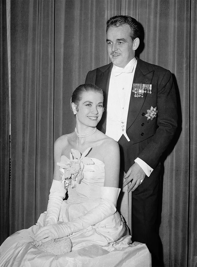 Грейс Келли позирует в белом бальном платье Christian Dior, объявив накануне о своей помолвке с князем Ренье, Монако, 1956 год